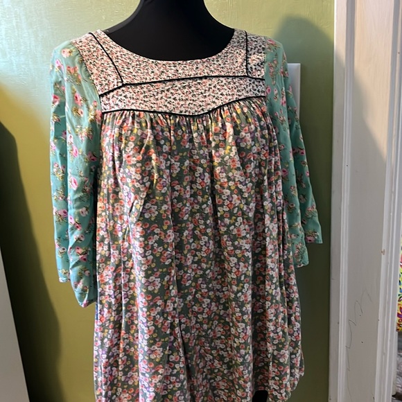 Umgee medium top. Cute matching fabrics - Picture 1 of 5